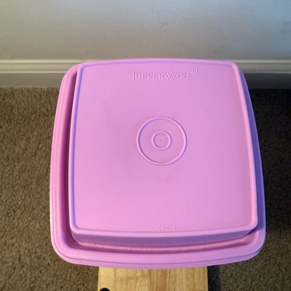 Tupperware Pick A Deli Pickle Keeper PURPLE Container 1560-2 EXCELLENT 8.5 Cup - Picture 2 of 6